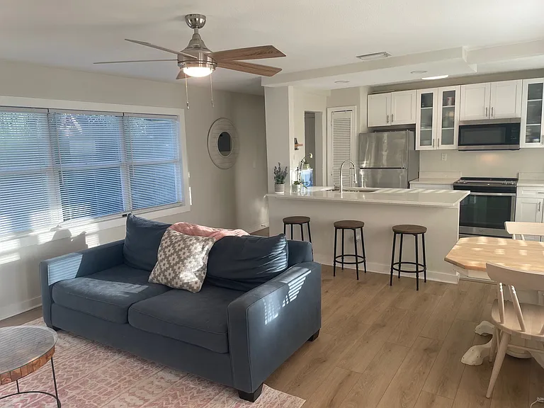 221 S Hale Ave #B — Photo 2