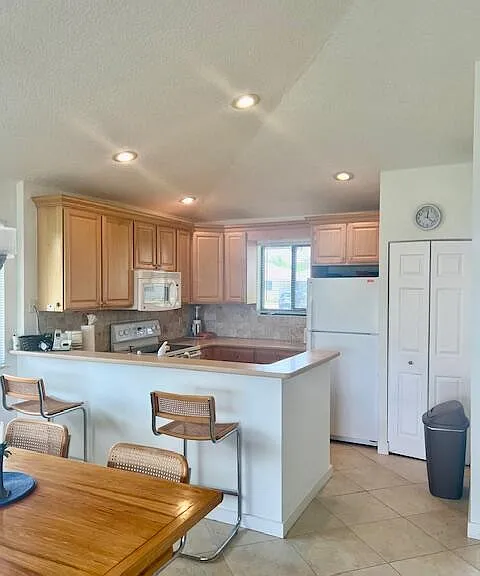 311 Club Dr — Photo 3