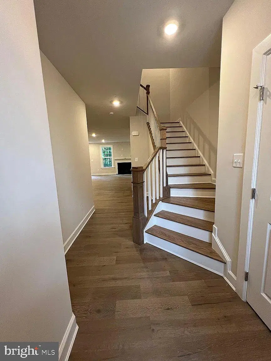 4 bed, 3.5 bath, 4300 sqft, $5,300 — Photo 2