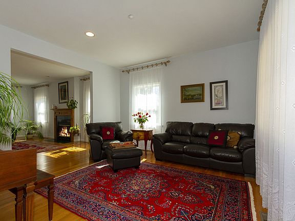31 Brook lane- living room 1.jpg