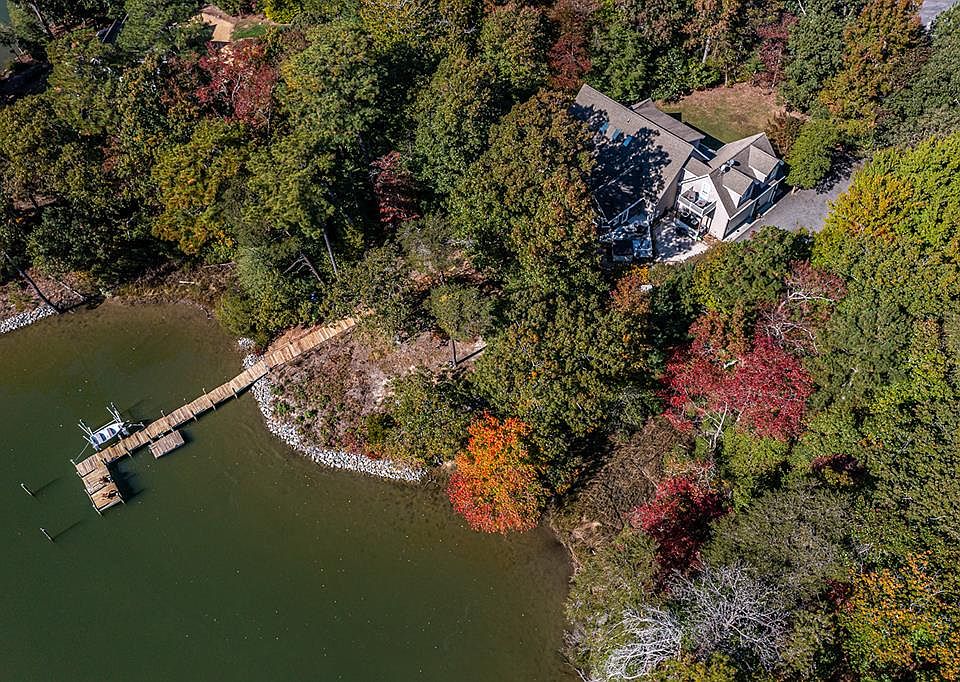 1st image of 187 Blue Heron Dr