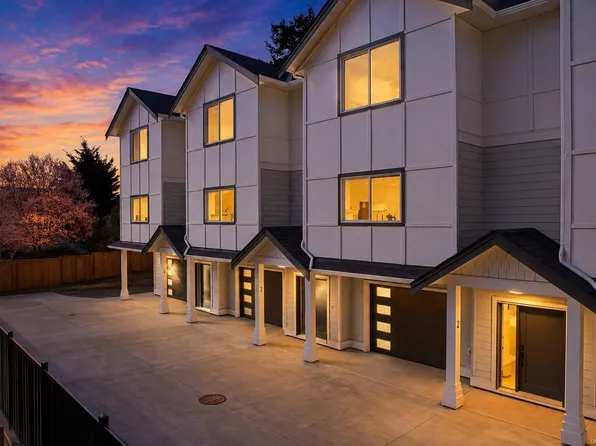 621 Broadway St #3, Saanich, BC V8Z 2G5