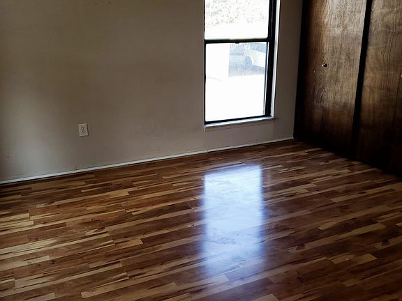 4th image of 2721 Roundtree Dr