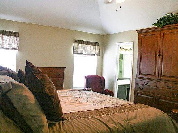 5th image of 1214 Hidden Oaks Dr