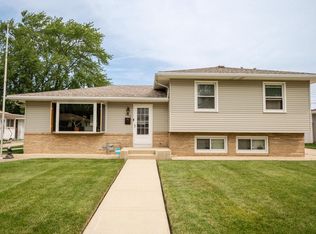 900 Saxony Dr, Racine, WI 53402