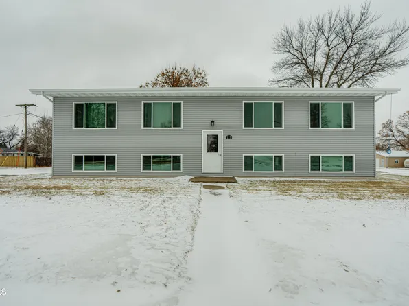 117 N 3rd St, Center, ND 58530