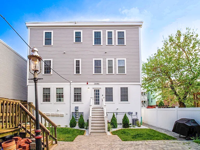 309 Sumner St #R — Photo 9