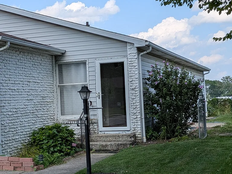 560 Executive Blvd — Photo 3