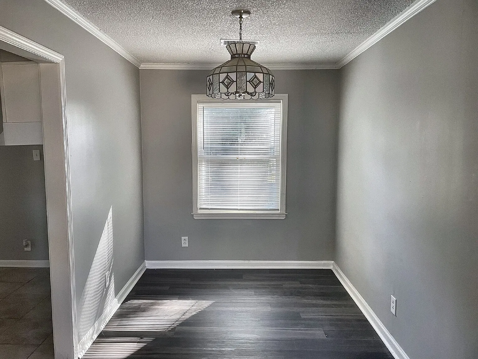 3 bed, 1.0 bath, 1051 sqft, $1,200 — Photo 3