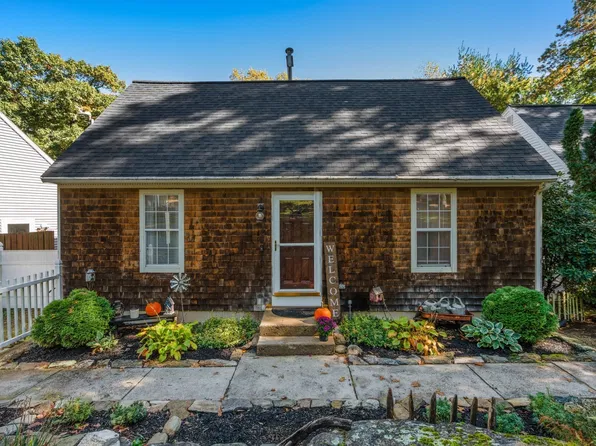 4 Williamsburg Dr, Uxbridge, MA 01569