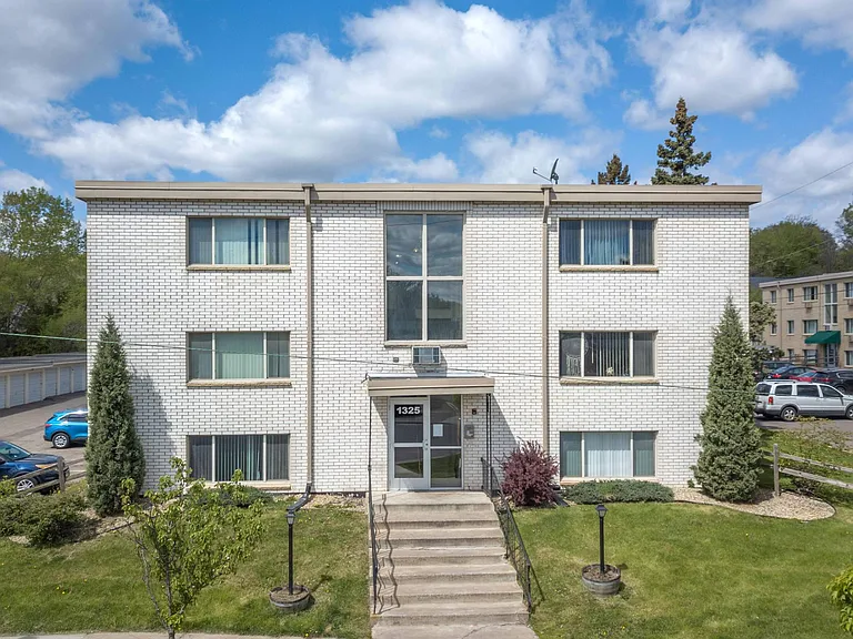 LaBlanche Apartments — Photo 18