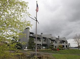 5812 S Riverpoint Ln, Portland, OR 97239