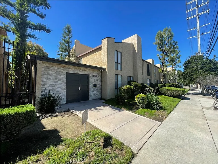 22038 Vanowen St #103 — Photo 3
