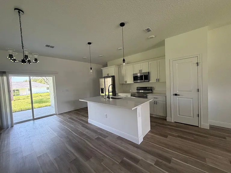 1852 W Quaker Ln — Photo 5