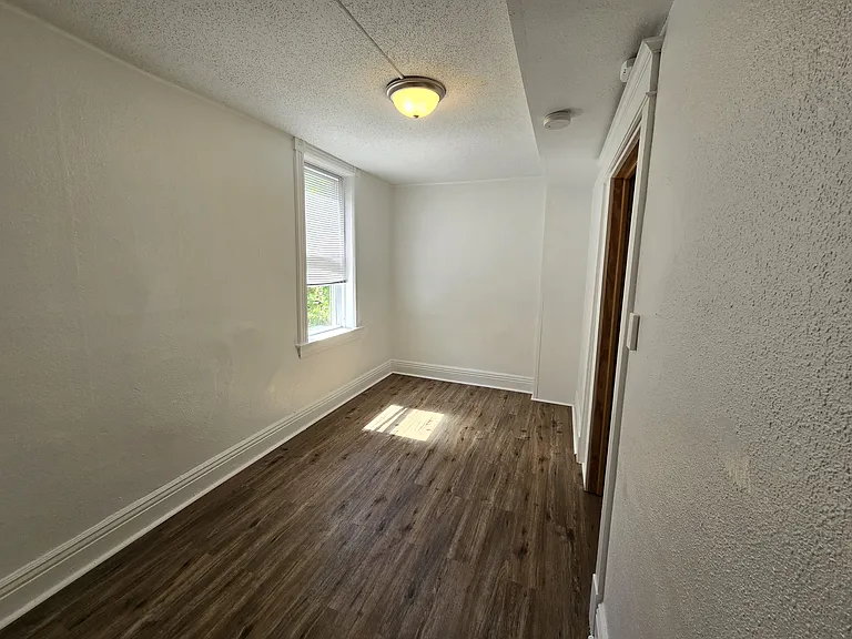 718 E 5th St #B — Photo 6