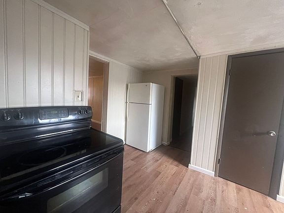 5th image of 160 6th St APT 3