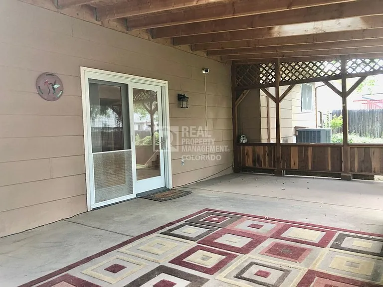 752 Oxford Ln — Photo 27