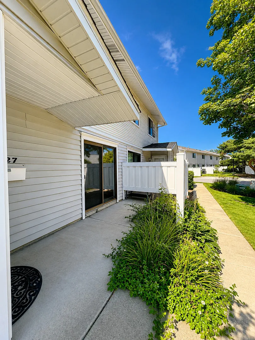 2 bed, 1.5 bath, 1400 sqft, $2,250 — Photo 2