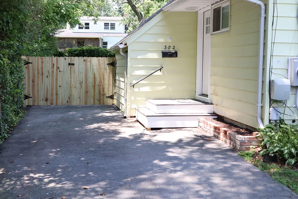 Building Photo - 302 Broadwood Dr