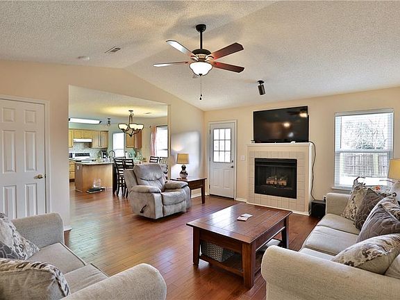 4th image of 1584 N Fieldstone Ave