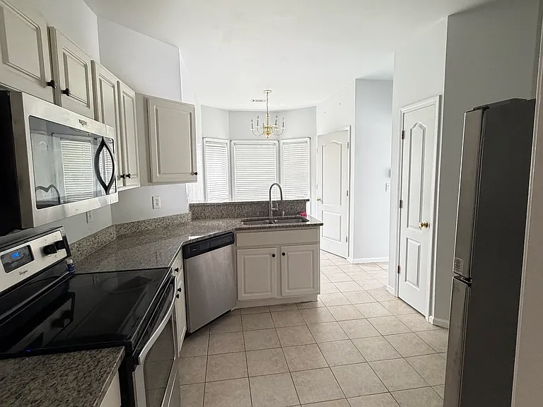 5105 Yellow Pine Dr — Photo 4