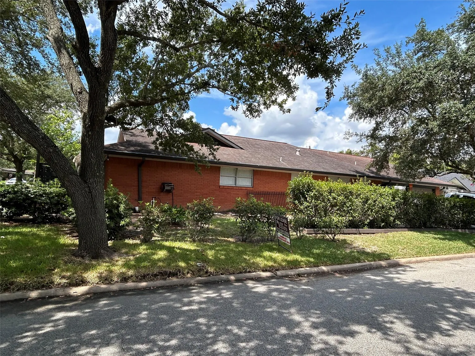 4 bed, 2.0 bath, 2216 sqft, $2,000 — Photo 2