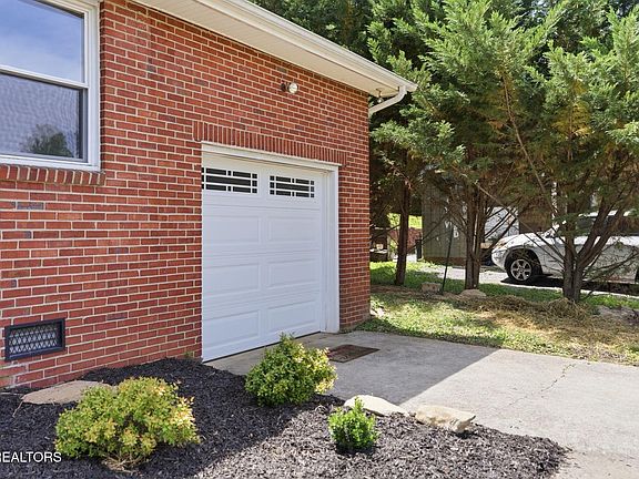 4th image of 1414 Maple Dr