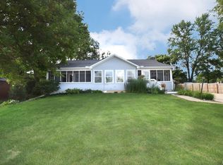 13933 N River Beach Dr, Chillicothe, IL 61523