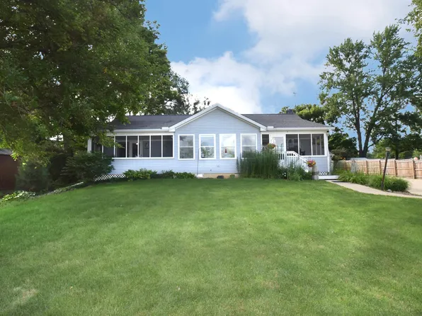 13933 N River Beach Dr, Chillicothe, IL 61523