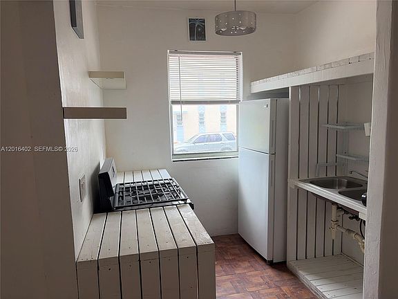5th image of 900 Jefferson Ave APT 2