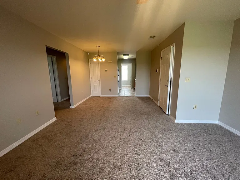 240 Toni Ln #D — Photo 5