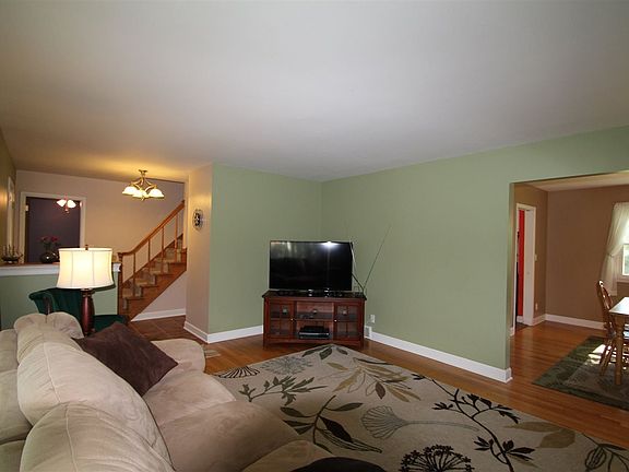 4th image of 1902 Charlotte Dr