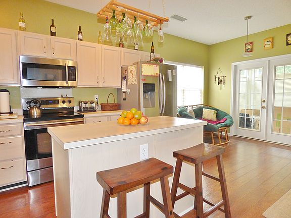 Spacious kitchen w.island