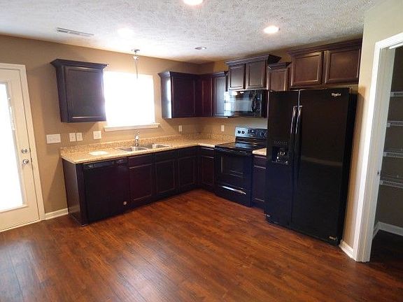 4th image of 1435 Clydesdale St