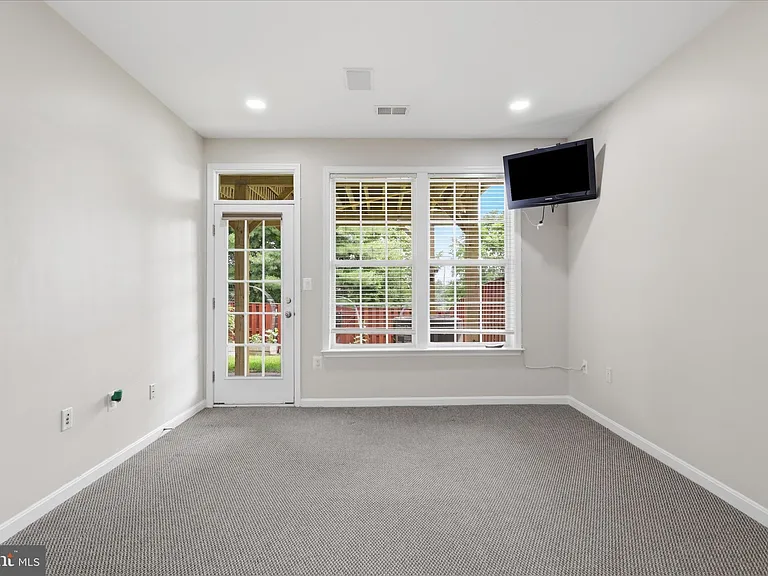 812 Sydney Ter NE — Photo 31