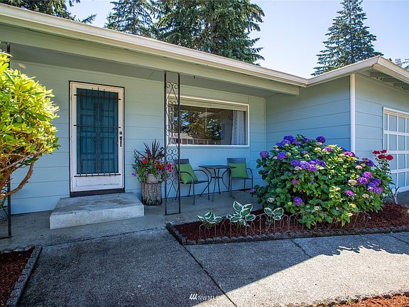 Front with covered front porch.>