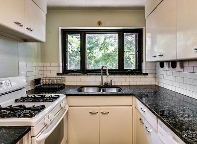 4th image of 5512 S Woodlawn Ave #203