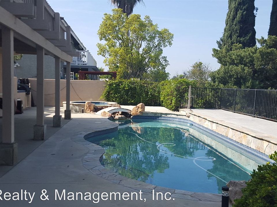 1st image of 2033 Palisades Dr