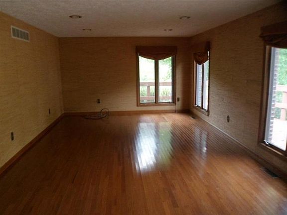 4th image of 151 Lilac Dr