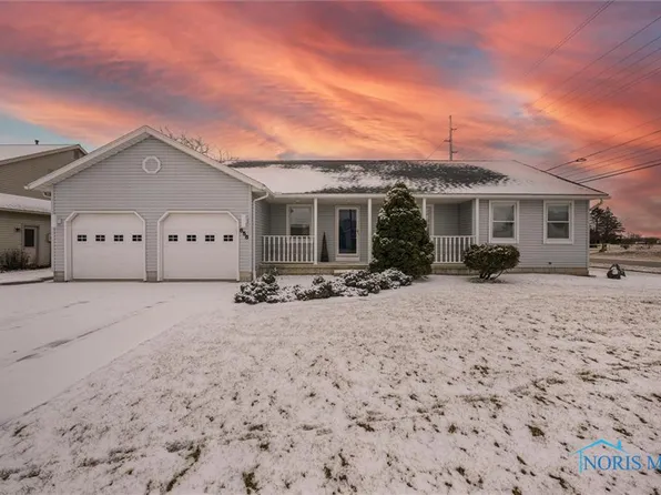 858 N Christopher St, Bowling Green, OH 43402