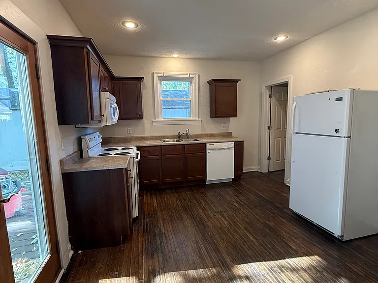 912 N Center St — Photo 3
