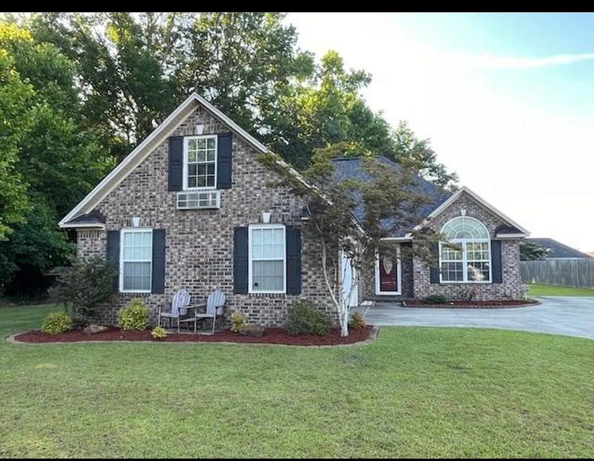 3 bed, 2.0 bath, 1811 sqft, $2,100 — Photo 2