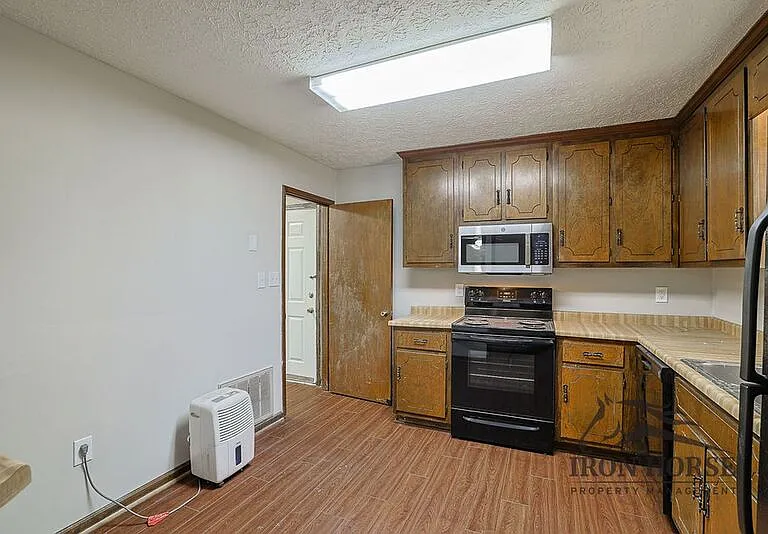 229 N Burson Ave #B — Photo 7