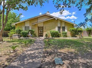 750 Pinoak Dr, Grand Prairie, TX 75052