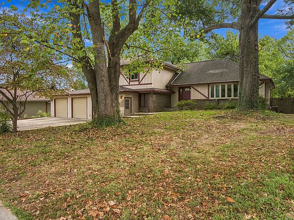 4th image of 2924 S Chambery Avenue