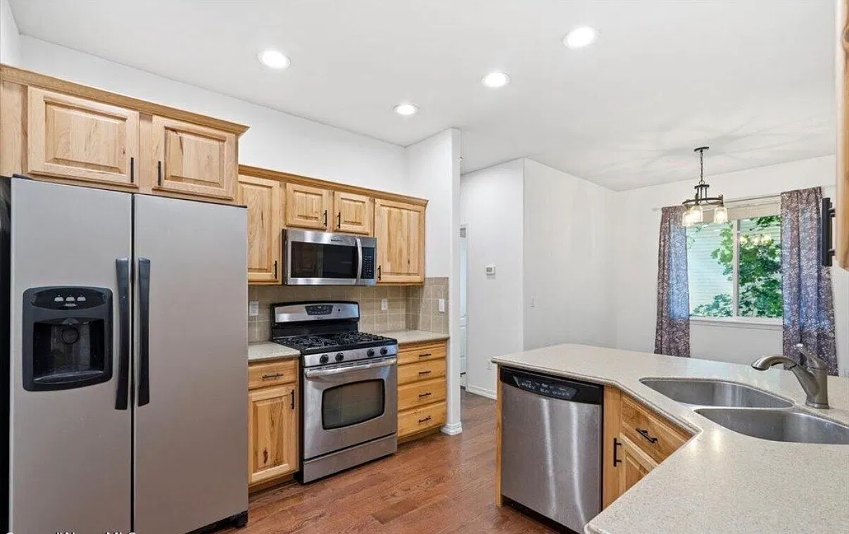 4 bed, 2240 sqft, $3,300 — Photo 3