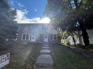 61 Gates St APT A, Crystal Lake, IL 60014