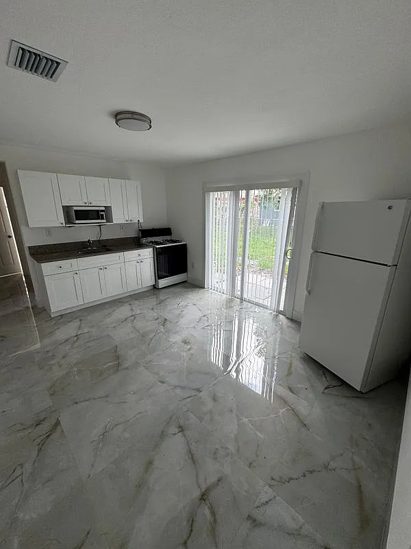 Building Photo - 2040 NW 185th Ter