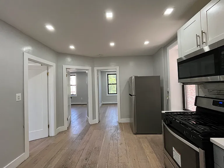 325 Avenue E — Photo 3