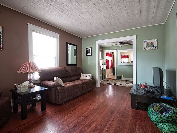 3rd image of 184 Manor Ave